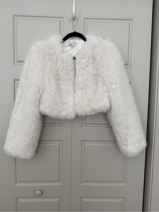 Gianni Bini Jackets & Blazers - Gianni Bini White Faux Fur Cropped Coat